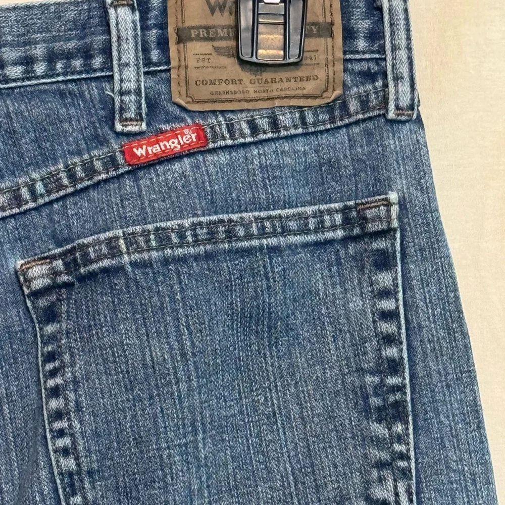 B-136 Men’s Wrangler‎ Relaxed Fit Denim Blue Jeans Size 36x30
